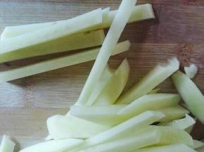 土豆切条备用。