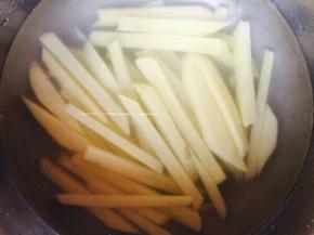 将土豆放入水中泡一会，防止氧化。