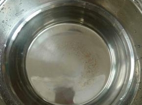 锅中水烧开。