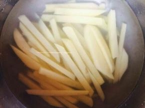 放入土豆条，煮8成熟左右，捞出晾凉。可以放冰箱冷冻，随吃随取。