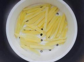 水分一定要控干，不然炸的时候会到处乱溅。