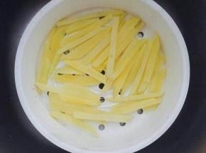 水分一定要控干，不然炸的时候会到处乱溅。