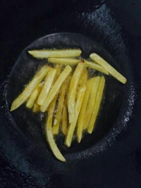 放薯条，炸至金黄色即可捞出。