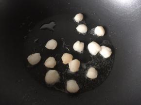 锅里倒入少许橄榄油，放入鲜贝肉煎