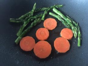 再放入芦笋和胡萝卜煎