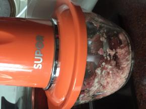 猪肉切块后放入搅拌机打成泥