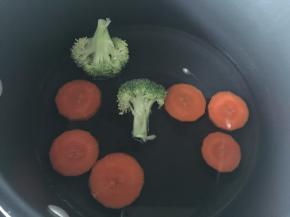 西兰花放入锅里加入少许盐和油焯熟