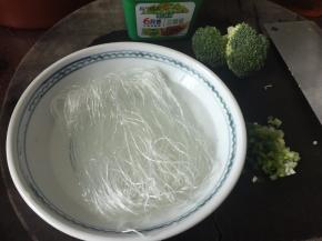 粉丝用开水泡软