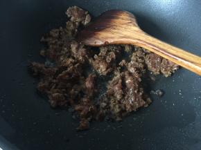 将腌制好的肉放入油锅中炒散