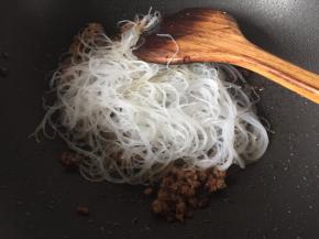 然后加入泡软的粉丝