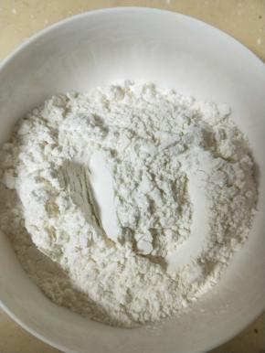低筋面粉、玉米淀粉和泡打粉混合过筛备用