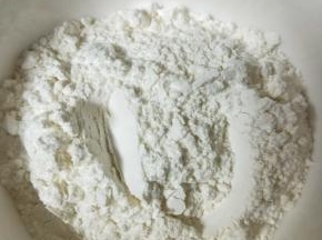 低筋面粉、玉米淀粉和泡打粉混合过筛备用