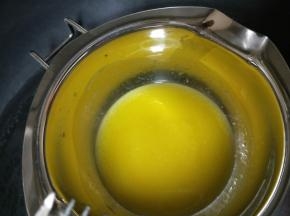 黄油隔水加热至融化成液态