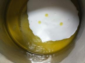 加入幼砂糖和酸奶，搅拌均匀