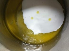 加入幼砂糖和酸奶，搅拌均匀