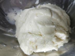 加入粉类，搅拌至无干粉状态