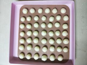 将面团分成8g左右一个，搓成小圆球，放入烤盘中，配方的量正好可以烤一盘