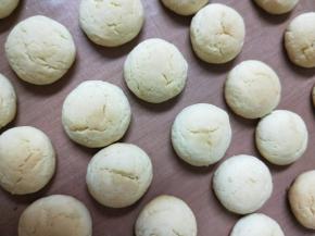 烤到微微上色发黄即可，取出晾凉