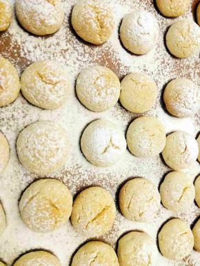 撒防潮糖粉装饰