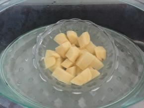 土豆去皮切块放入蒸锅中