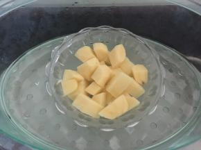 土豆去皮切块放入蒸锅中