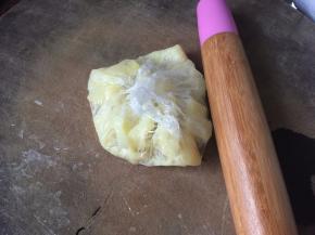 然后将蒸好的土豆用保鲜膜封住（封3层），用擀面杖轻轻拍打后擀成泥