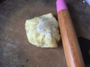 然后将蒸好的土豆用保鲜膜封住（封3层），用擀面杖轻轻拍打后擀成泥
