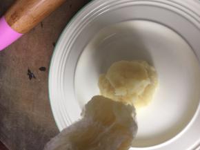 将保鲜膜戳破，再将土豆泥挤入盘里