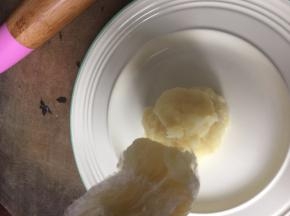 将保鲜膜戳破，再将土豆泥挤入盘里