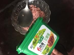然后勺入6月香豆瓣酱