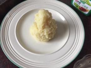 然后将做好的豆瓣酱肉泥勺入盘里