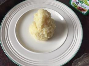 然后将做好的豆瓣酱肉泥勺入盘里