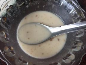 用清水和生粉勾芡成水淀粉