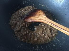将水淀粉倒入炒散的肉末中