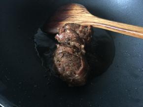 锅里倒入适量油放入猪肉炒散