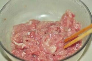 切片的里脊肉切成5毫米的丝。