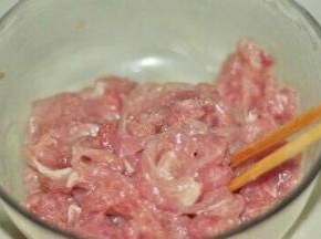 切片的里脊肉切成5毫米的丝。
