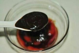 倒入一勺甜面酱，香油放碗里调匀。