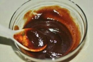 加少许清水调成汁。