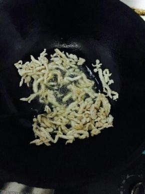 锅里倒入油，烧热，放肉丝，大火滑炒变色捞出来。