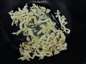 锅里倒入油，烧热，放肉丝，大火滑炒变色捞出来。
