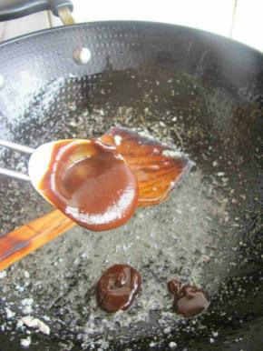 留底油，加入酱汁。