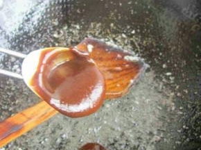 留底油，加入酱汁。
