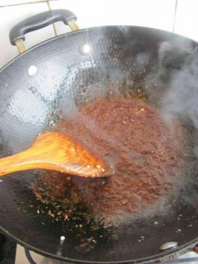 炒片刻，放肉丝。