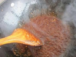 炒片刻，放肉丝。