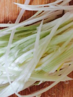葱切丝。