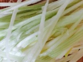 葱切丝。