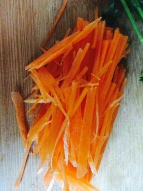 胡萝卜切丝。