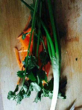 准备香菜，葱，胡萝卜。