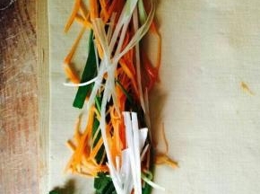 均匀铺在豆皮上。